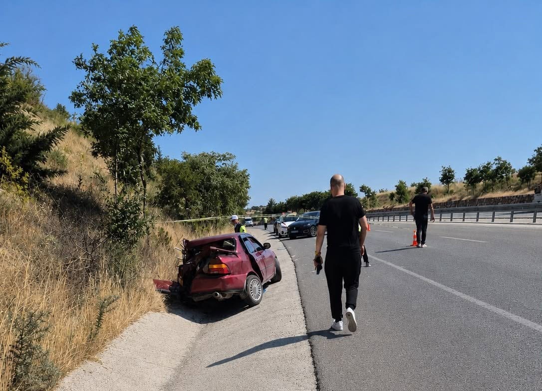 Balıkesir’de süt kamyonu ile çarpışan otomobilin sürücüsü, araçta sıkışarak hayatını