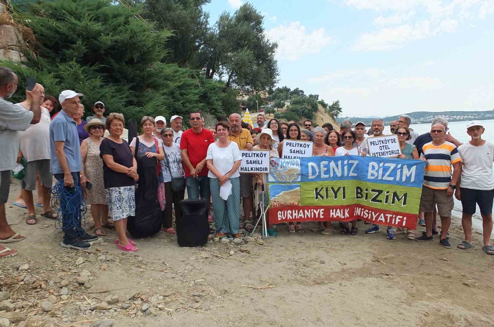 Balıkesir’in Burhaniye ilçesinde Pelitköy Mahallesi sahilinde vatandaşların denize girdikleri plajı