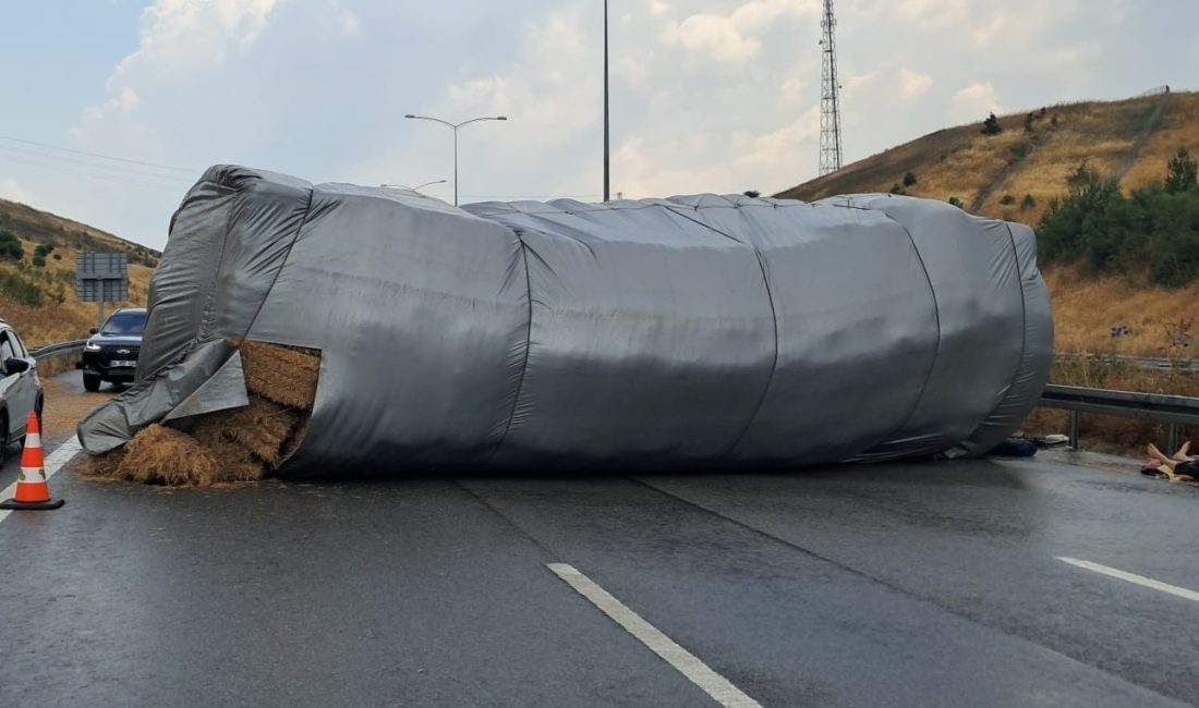 Balıkesir’in Susurluk ilçesinde saman yüklü tır devrilerek Susurluk-Balıkesir otoyolunun gidiş
