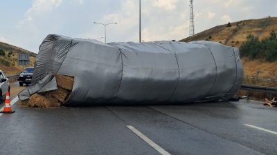 Balıkesir’in Susurluk ilçesinde saman yüklü tır devrilerek Susurluk-Balıkesir otoyolunun gidiş