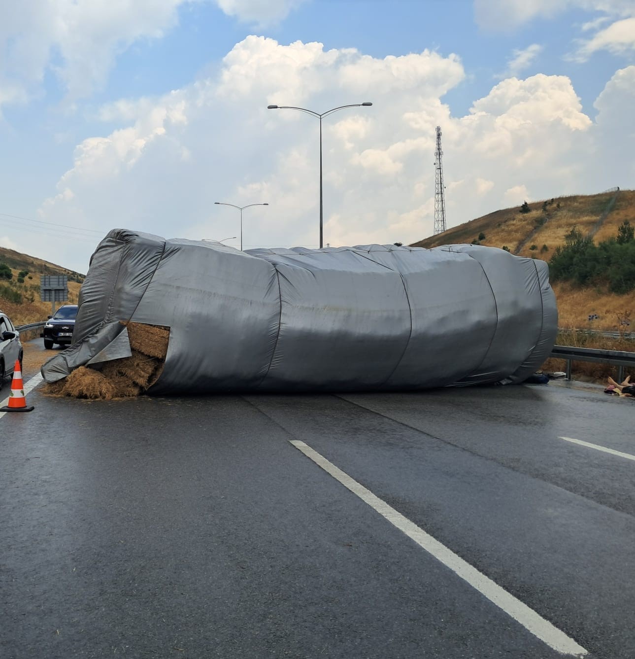 Balıkesir’in Susurluk ilçesinde saman yüklü tır devrilerek Susurluk-Balıkesir otoyolunun gidiş