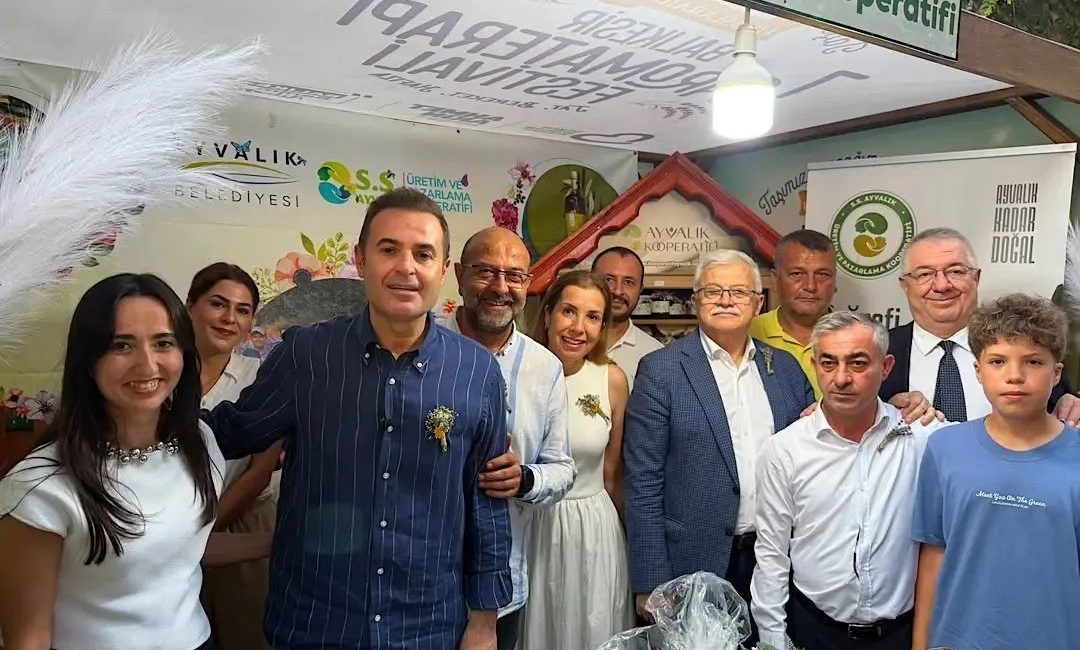 Ayvalık’ın yöresel lezzetleri 7. Aromaterapi Festivali’nde büyük ilgi gördü S.S. Ayvalık Üretim ve Pazarlama Kooperatifi, Balıkesir’de düzenlenen 7. Aromaterapi