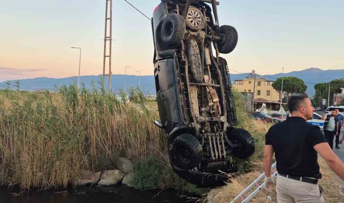 Balıkesir’in Edremit ilçesinde kontrolden çıkan otomobilin dereye uçması sonucu meydana