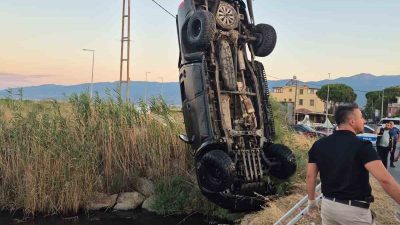 Balıkesir’in Edremit ilçesinde kontrolden çıkan otomobilin dereye uçması sonucu meydana