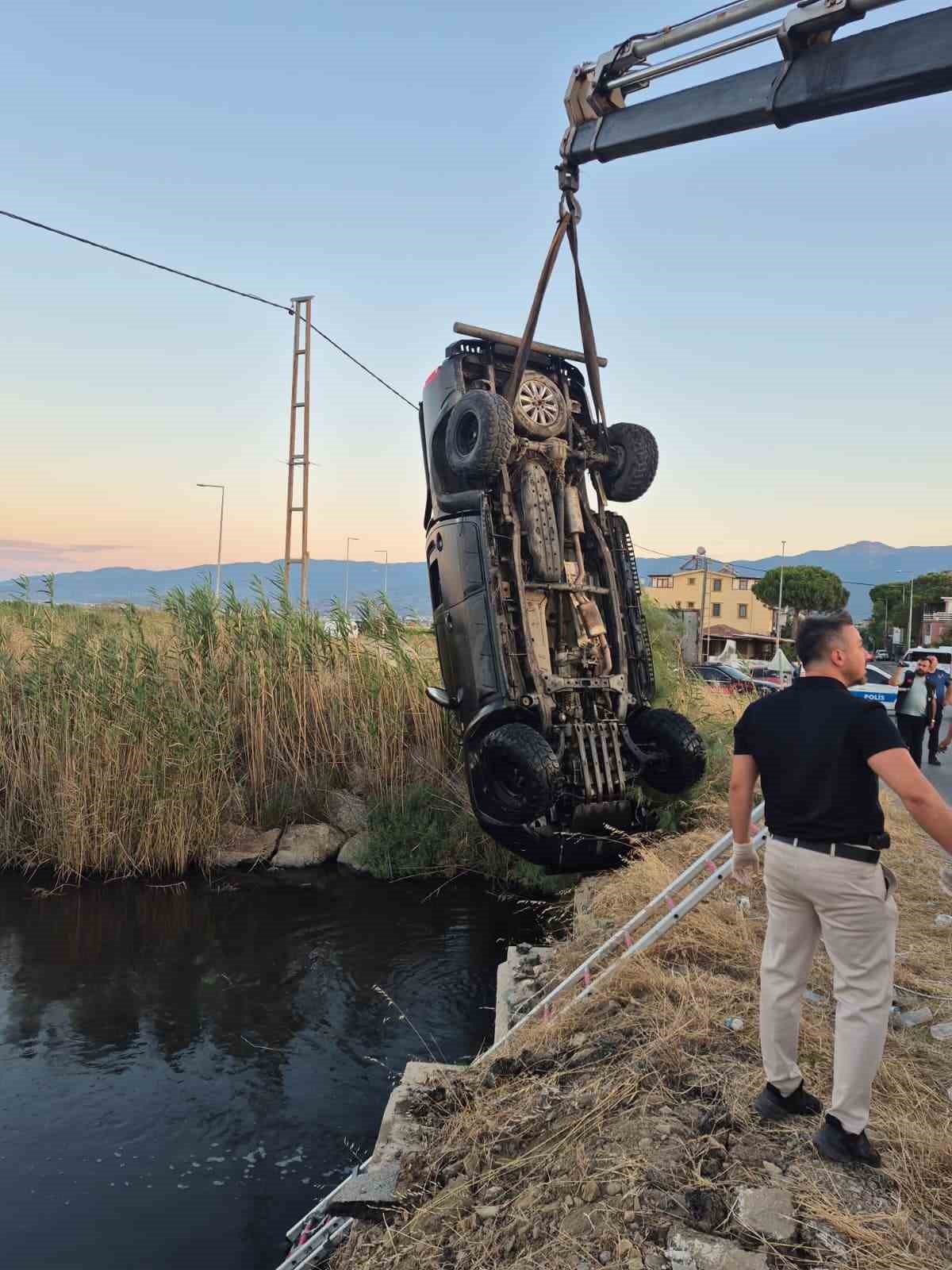 Balıkesir’in Edremit ilçesinde kontrolden çıkan otomobilin dereye uçması sonucu meydana