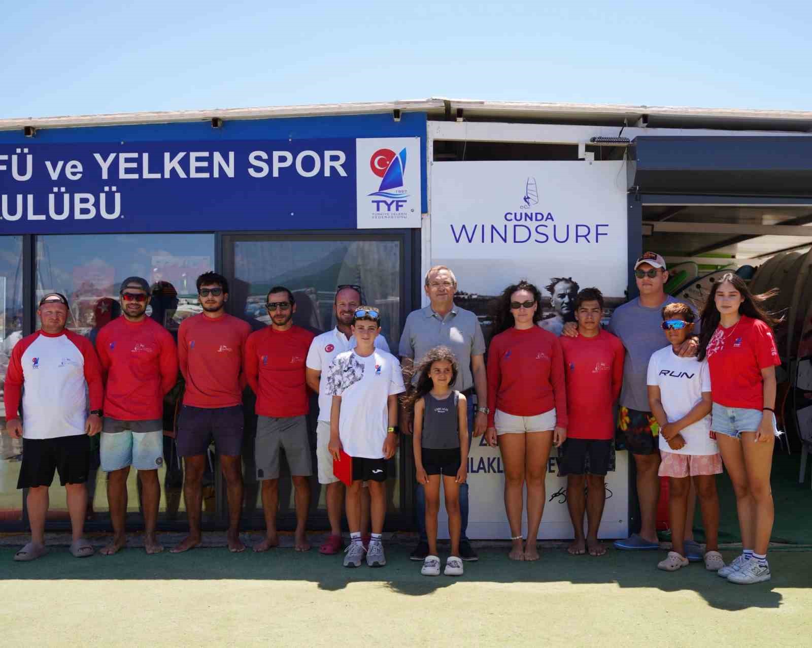 Ayvalık Belediyesi’nin yaz tatili boyunca çocukları sporla ve denizle buluşturmak