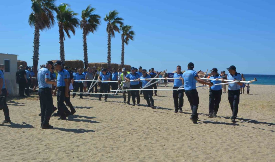Ayvalık Sarımsaklı plajlarında şezlong ve usulsüz yapılaşmalara ani operasyon Balıkesir Büyükşehir Belediyesi Zabıta Daire Başkanlığı, yaz sezonunun başlamasıyla birlikte