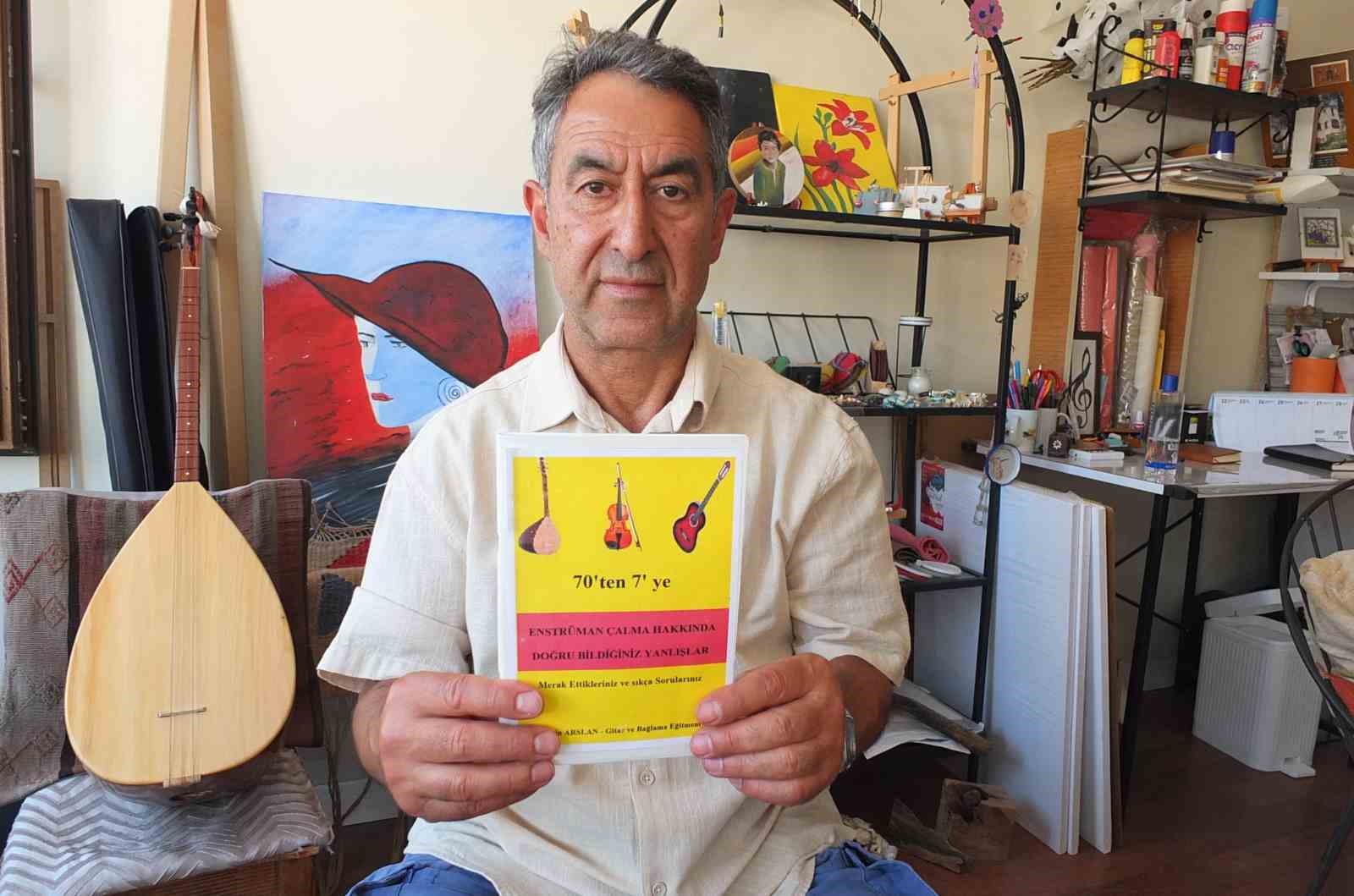 Burhaniye ilçesinde, Müzik Eğitmeni Hüseyin Arslan, enstrüman çalmada doğru bilinen