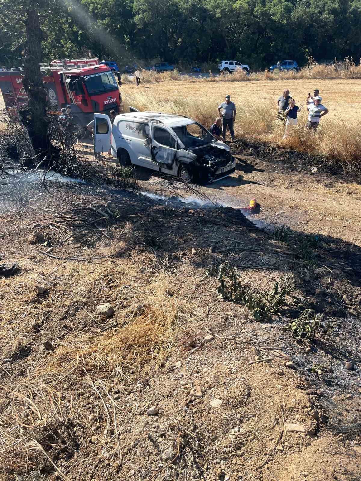 Balıkesir’in Manyas ilçesinde bir araçta çıkan ve yol kenarındaki otluk
