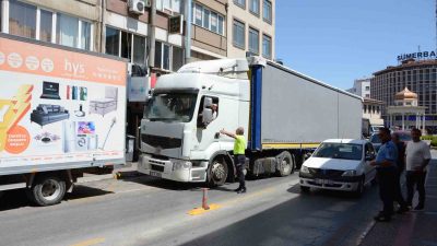 Balıkesir’de şehir merkezine giren bir tır ilerlemekte zorluk yaşayınca trafikte