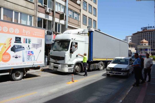 Balıkesir’de şehir merkezine giren tır trafiği felç etti Balıkesir’de şehir merkezine giren bir tır ilerlemekte zorluk yaşayınca trafikte
