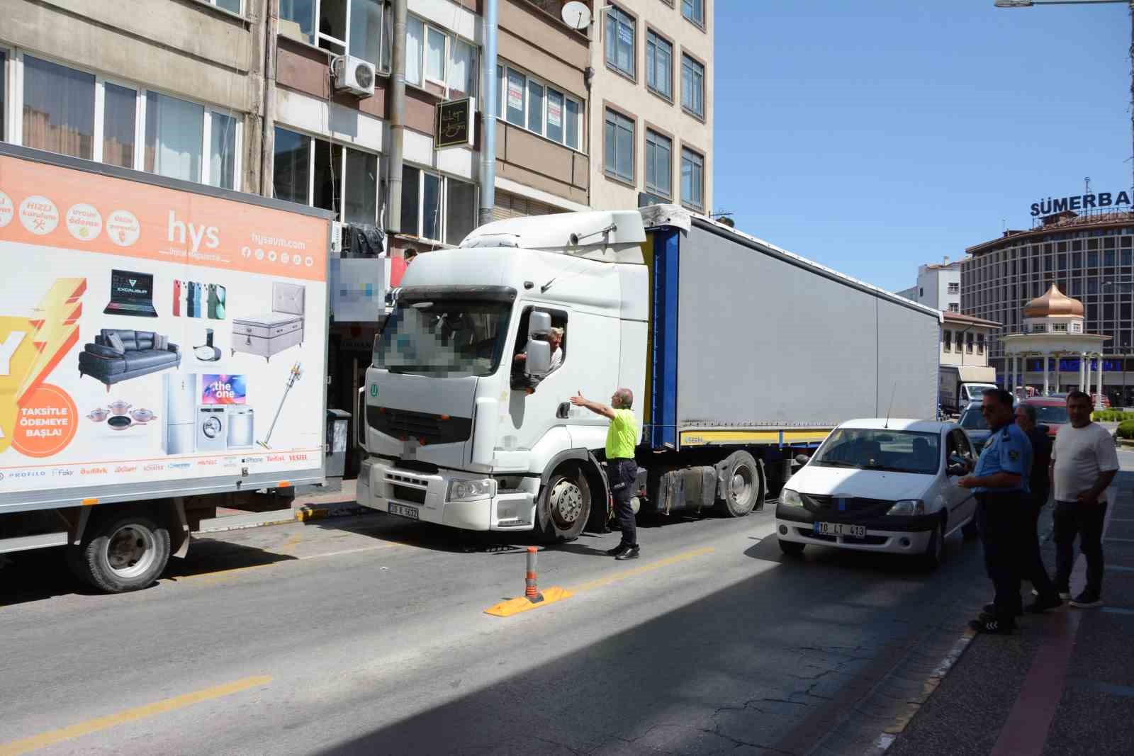 Balıkesir’de şehir merkezine giren bir tır ilerlemekte zorluk yaşayınca trafikte