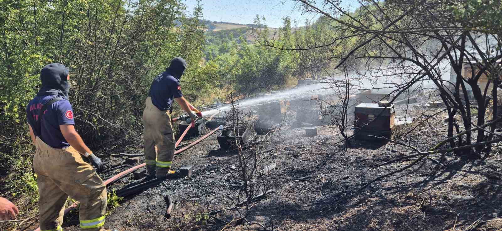 Balıkesir’in Susurluk ilçesinde eski askeriye mevkisinde çıkan çalılık yangını itfaiye