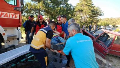 Balıkesir’in Dursunbey ilçesinde meydana gelen trafik kazasında 3 kişi yaralandı.