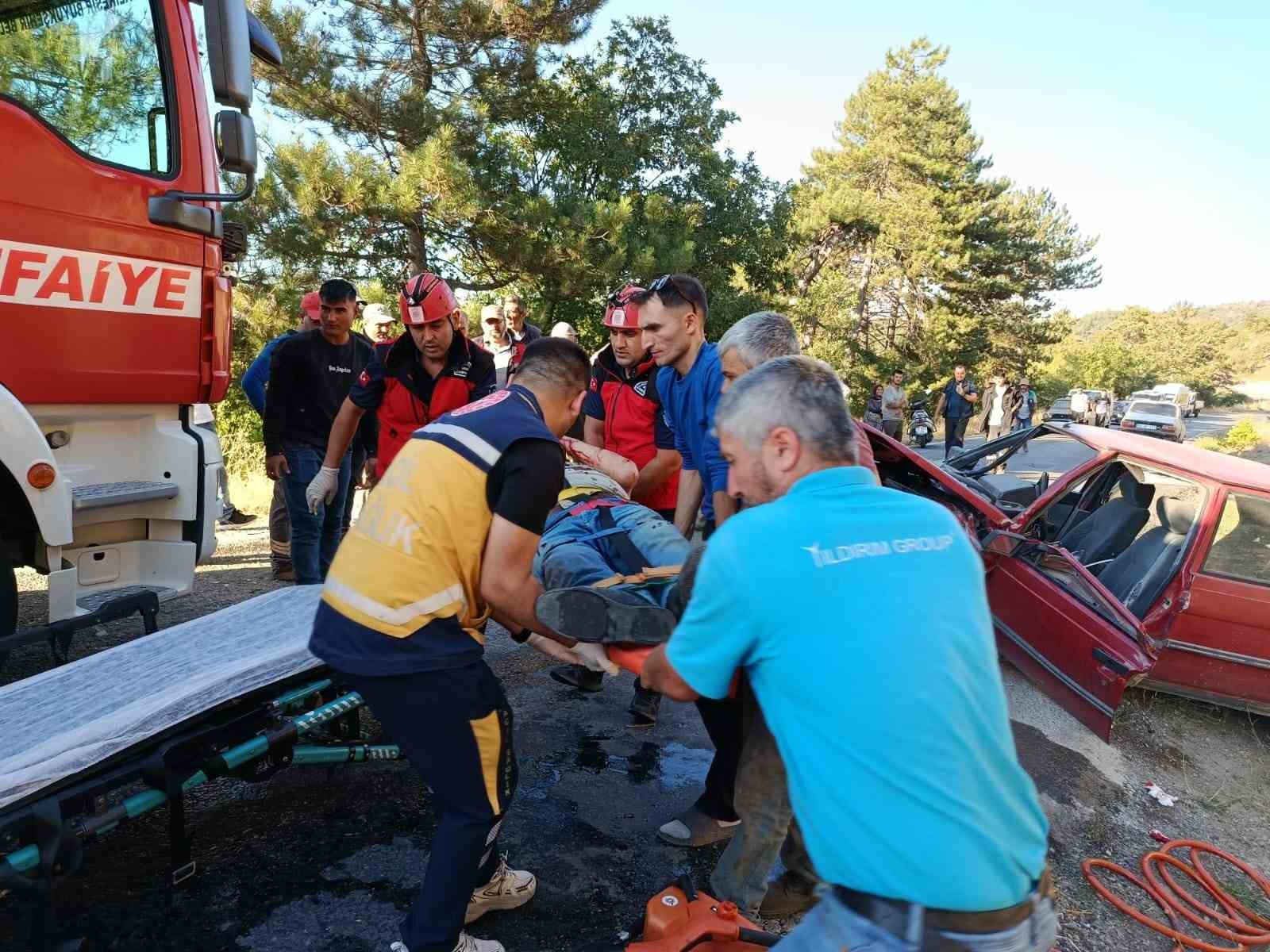 Balıkesir’in Dursunbey ilçesinde meydana gelen trafik kazasında 3 kişi yaralandı.