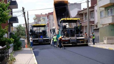 Altıeylül Belediyesi, ilçe genelinde başlattığı asfalt seferberliği kapsamında yol yenileme