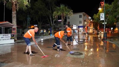 Balıkesir’in Ayvalık ilçesinde; Ayvalık Belediyesi Temizlik İşleri Müdürlüğü ekipleri, kent
