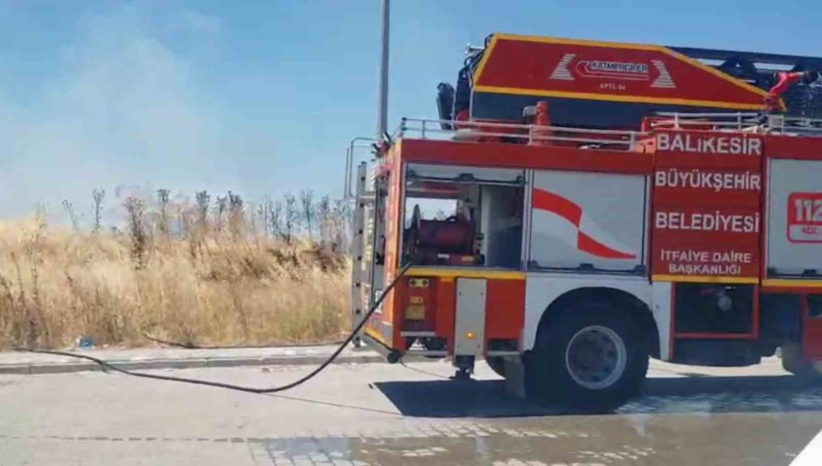 Balıkesir’in Susurluk ilçesinde kapalı pazar yerinin karşısında ki otluk alanda