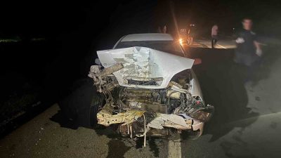 Balıkesir’ine Dursunbey İlçesinde meydana gelen çift taralı trafik kazasında otomobil