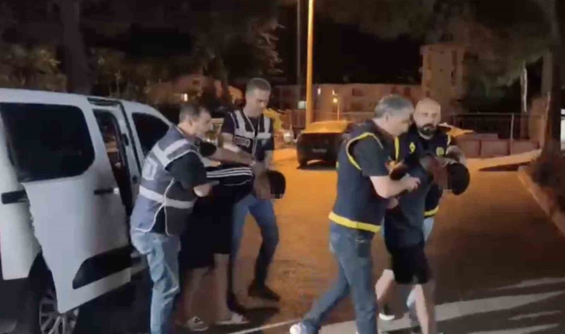Balıkesir’de trafik tartışması kanlı bitti Balıkesir’in Ayvalık ilçesinde trafikte çıkan bıçaklı kavgada 1 kişi yaralandı.