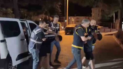 Balıkesir’in Ayvalık ilçesinde trafikte çıkan bıçaklı kavgada 1 kişi yaralandı.