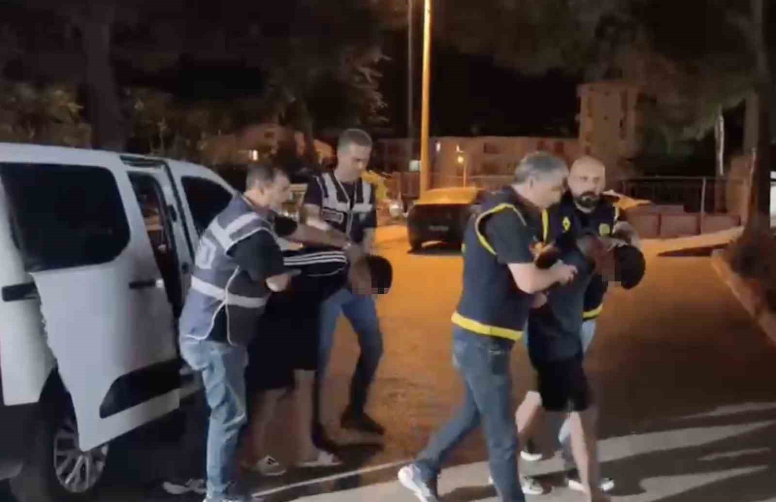 Balıkesir’in Ayvalık ilçesinde trafikte çıkan bıçaklı kavgada 1 kişi yaralandı.