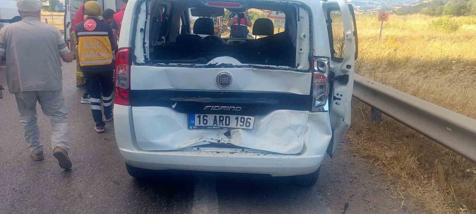 Balıkesir’in Susurluk ilçesinde Balıkesir-Bursa kara yolunda tır ile bir aracın