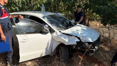 Balıkesir’in Gönen ilçesinde sürücüsünün direksiyon hakimiyetini kaybetmesi sonucu yol kenarına