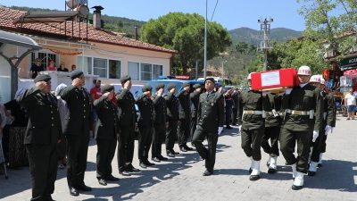 Balıkesir’in Edremit ilçesinde Kıbrıs Gazisi Murat Doğan, düzenlenen askeri törenle