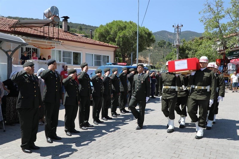 Balıkesir’in Edremit ilçesinde Kıbrıs Gazisi Murat Doğan, düzenlenen askeri törenle