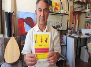 Burhaniye ilçesinde, Müzik Eğitmeni Hüseyin Arslan, enstrüman çalmada doğru bilinen