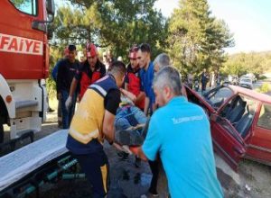 Balıkesir’in Dursunbey ilçesinde meydana gelen trafik kazasında 3 kişi yaralandı.