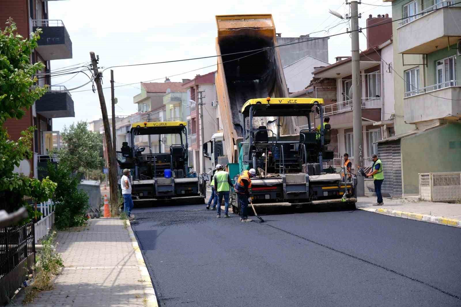 Altıeylül Belediyesi, ilçe genelinde başlattığı asfalt seferberliği kapsamında yol yenileme