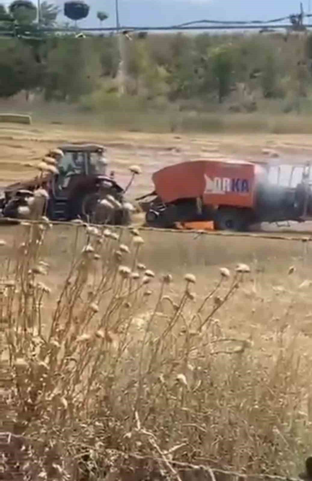 Balıkesir’in Savaştepe ilçesinde balya makinesinde çıkan yangın tarlaya sıçradı. Alevler,