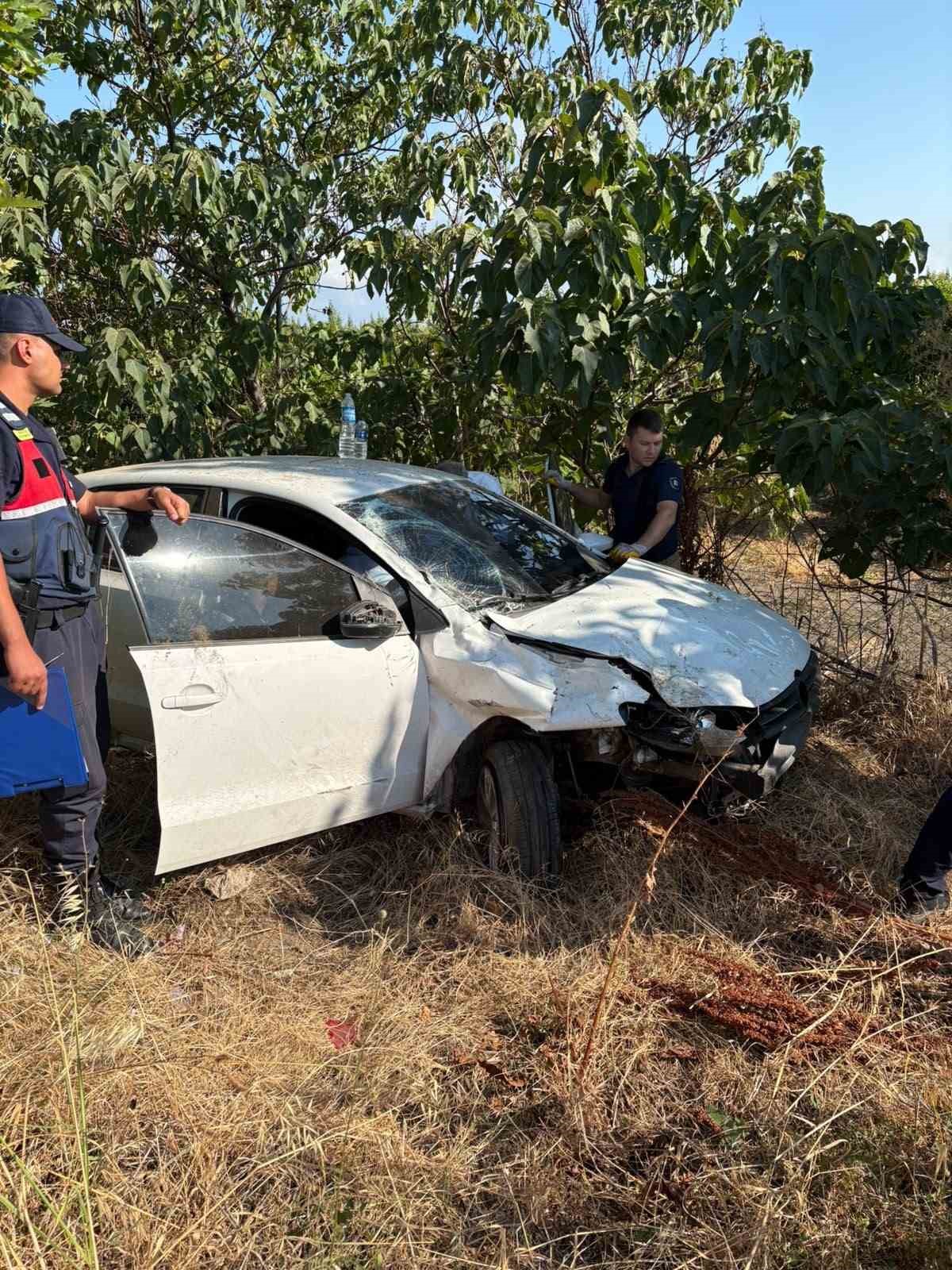 Balıkesir’in Gönen ilçesinde sürücüsünün direksiyon hakimiyetini kaybetmesi sonucu yol kenarına