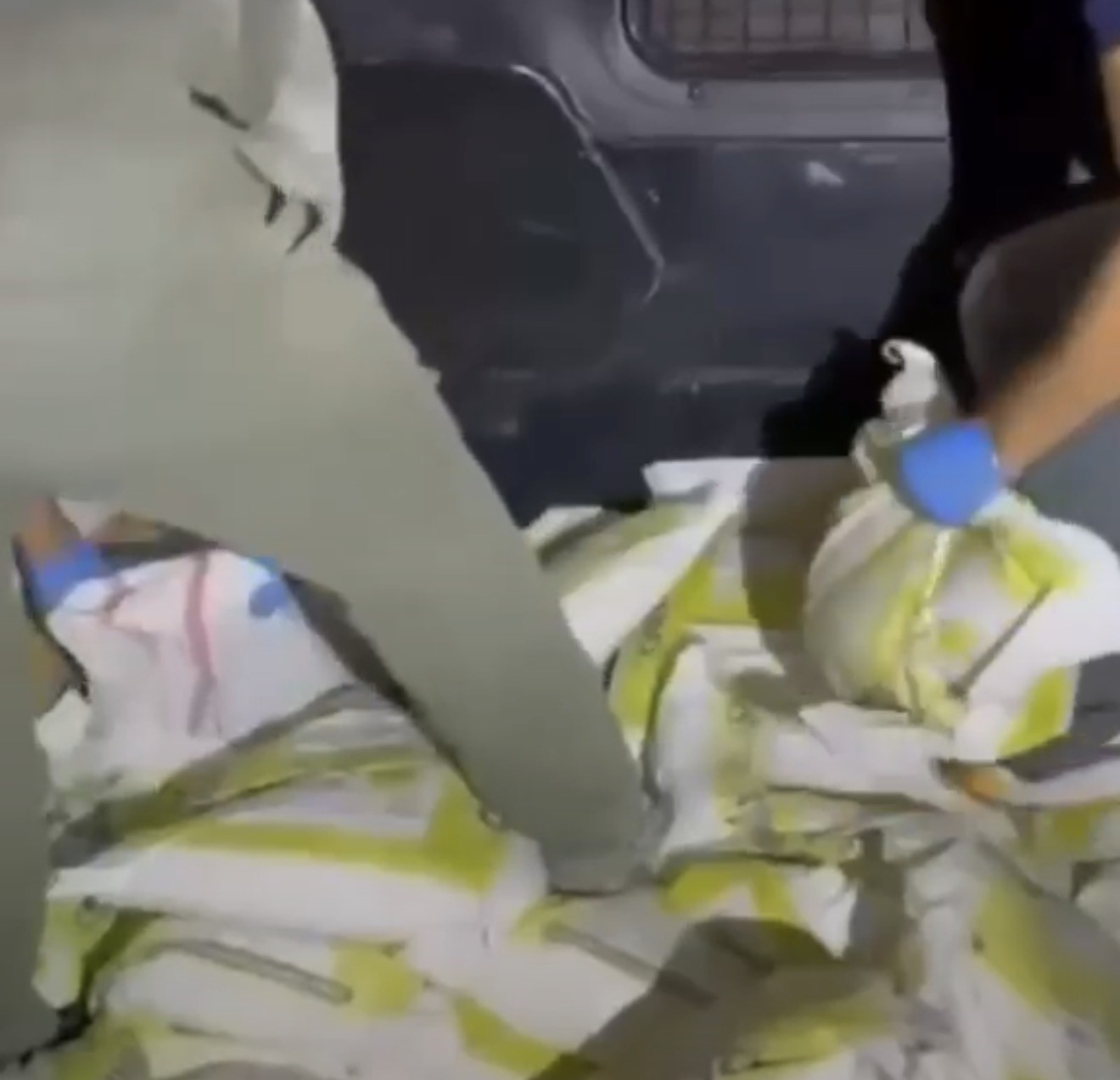 Balıkesir’in Erdek ilçesinde polis ekiplerince bir araçta yapılan aramada, gübre