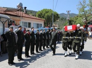 Balıkesir’in Edremit ilçesinde Kıbrıs Gazisi Murat Doğan, düzenlenen askeri törenle