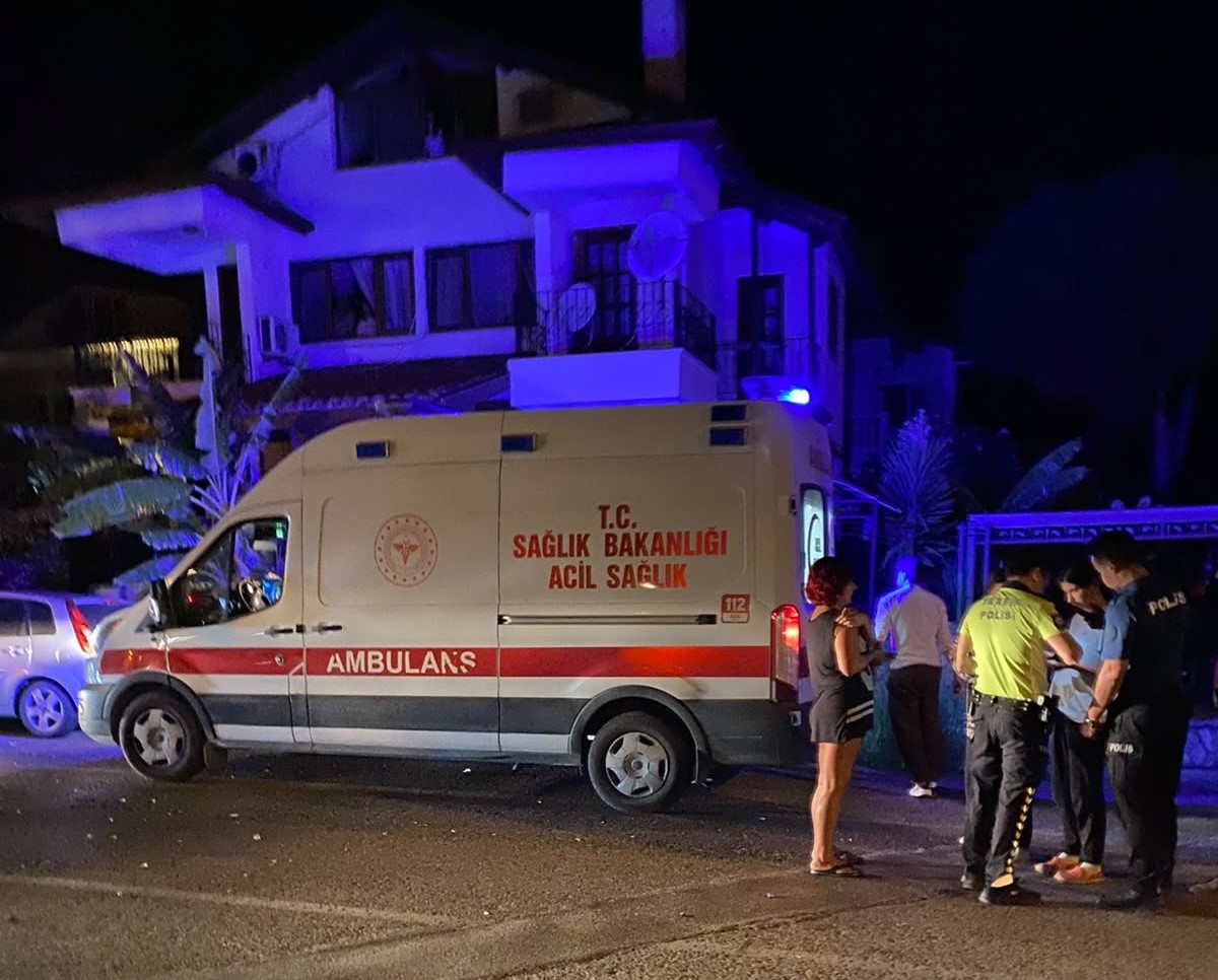 Balıkesir’in Ayvalık ilçesinde motosiklet ile otomobilin kafa kafaya çarpışması sonucu