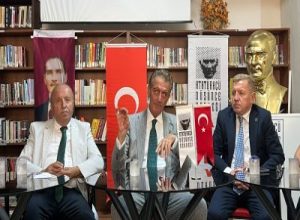 Atatürkçü Düşünce Derneği (ADD) Genel Başkanı Mustafa Hüsnü Bozkurt, Bandırma'da