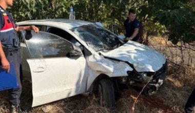 Balıkesir’in Gönen ilçesinde sürücüsünün direksiyon hakimiyetini kaybetmesi sonucu yol kenarına