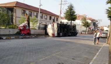 Balıkesir'in Balya ilçesinde akaryakıt dolu tanker devrilmesi ilçe merkezinde panik