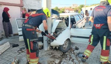 Balıkesir'in Burhaniye ilçesinde, Bahadınlı Mahallesinde elektrik direğini çarpan araçta iki