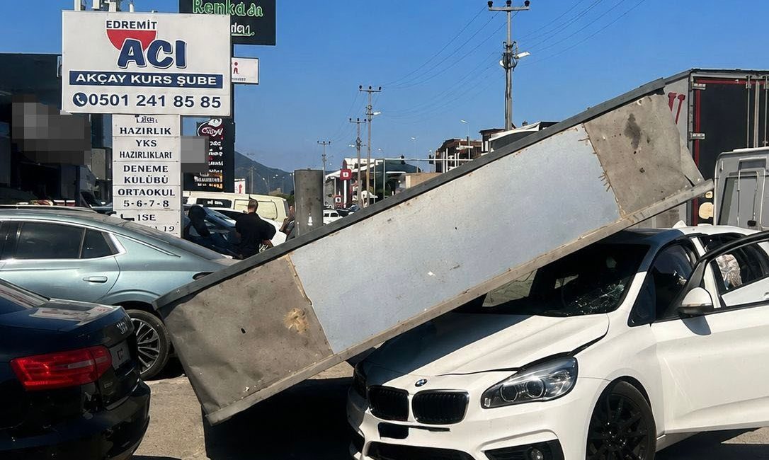 Edremit’te market tabelası devrildi, facianın eşiğinden dönüldü Balıkesir’in Edremit ilçesinde bir markete ait tabelanın devrilmesi paniğe neden