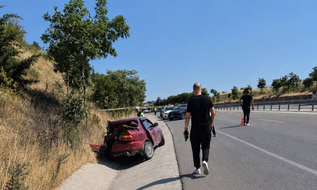 Balıkesir’de feci kazada sürücü hayatını kaybetti Balıkesir’de süt kamyonu ile çarpışan otomobilin sürücüsü, araçta sıkışarak hayatını