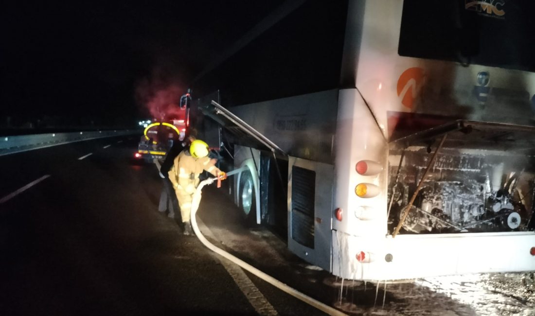 Otobüs seyir halinde alev aldı. Balıkesir'in Havran ilçesi Dereören Mahallesi Gelinderesi mevkisinde seyir halindeki bir