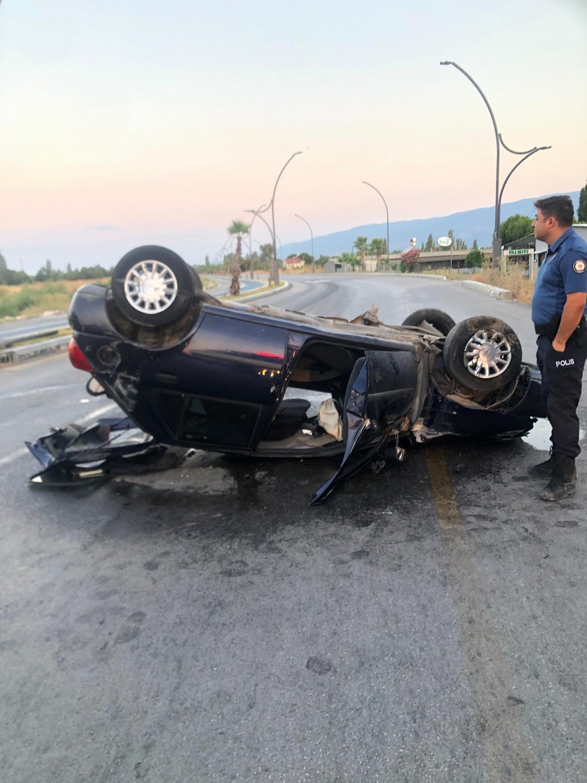 Edremit ilçesinde meydana gelen trafik kazasında kontrolden çıkan bir otomobil