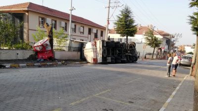 Balıkesir'in Balya ilçesinde akaryakıt dolu tanker devrilmesi ilçe merkezinde panik