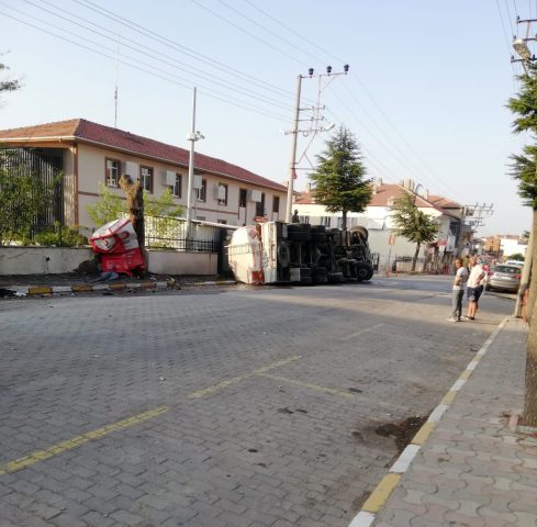 Balıkesir'in Balya ilçesinde akaryakıt dolu tanker devrilmesi ilçe merkezinde panik