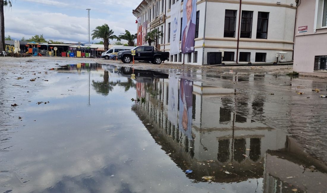 Bandırma’da sağanak sonrası cadde ve sokaklarda su birikintileri oluştu Balıkesir'in Bandırma ilçesinde etkili olan sağanak yağışın ardından bazı cadde