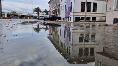 Balıkesir'in Bandırma ilçesinde etkili olan sağanak yağışın ardından bazı cadde